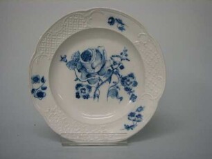 Flacher Teller mit profiliertem Rand und Blumenmalerei in Unterglasurblau