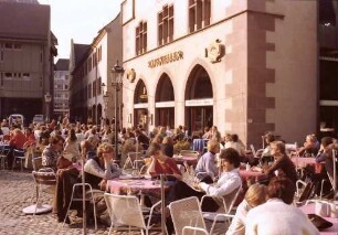 Freiburg: Kaffeegäste am Ratskeller und Rappen