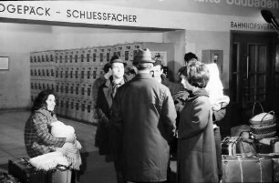 Freiburg: Hauptbahnhof. Italienische "Gastarbeiter" fahren zu Weihnachten nach Hause, vor Zugankündigungstafel