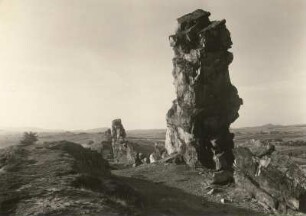 Neinstedter Teufelsmauer (bei Thale). Aufgerichtete, zum Teil überkippte Sandsteinrippen; Quadersandstein des Senon. Ansicht nach Westen