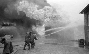 Abbrennen geräumter Baracken am Neubruchweg durch die Karlsruher Berufsfeuerwehr.