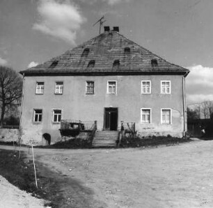 Bergen. Ehem. Herrenhaus (17.-19. Jh.). Eingangsfront von Westen