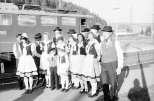 Titisee: Trachtengruppe vor Zug