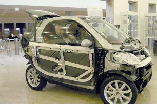 Dr. Thomas Bürger und Doris Ander-Donath im Personenkraftwagen "Smart" im Foyer