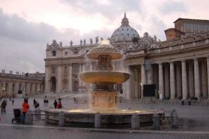 Rom 2006 - Brunnen vor dem Petersdom : Petersplatz + Petersdom am frühen Abend, aufgenommen in Rom 2006