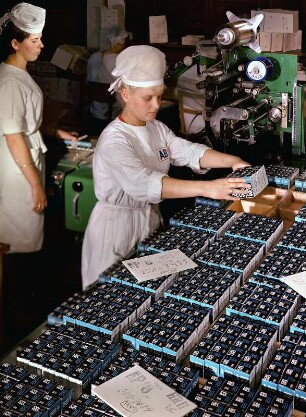 Arbeiterinnen beim Verpacken von Blattfilmen des VEB Filmfabrik Wolfen