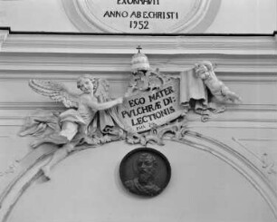 Engel und Putto mit Inschriftenkartusche und Tiara