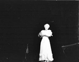 Wintergarten: Annelie Heider, spielt Instrumente
