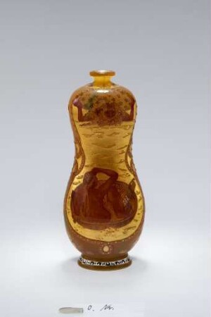 Vase mit antikisierend-mythologischen Motiven