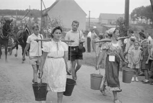 Dorffest in Luttowitz. Festumzug : Wjesny swjedźeń w Lutobču. Swjedźenski ćah