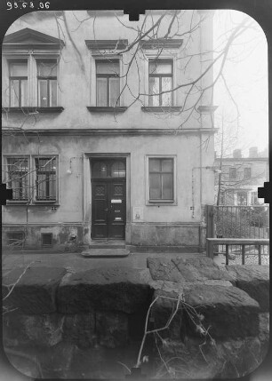 Dresden-Neustadt, Antonstraße 19/21. Doppelwohnhaus (1863). Seitenansicht (Nr. 21) mit Hauseingang von Westen