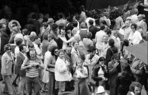 Freiburg: Freiburger Weinfest 1975; Besucher vor den Buden auf dem Münsterplatz; von oben