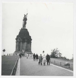 Aufgang zum Hermannsdenkmal mit abgenommenem Schwert. Detmold. Hiddesen. Papierabzug