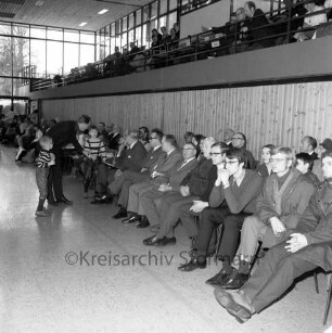 Stormarnhalle: Länderwettkampf im Jugend-Kunstturnen mit Bürgermeister Gottfried Baethge: Zuschauer und Ehrengäste