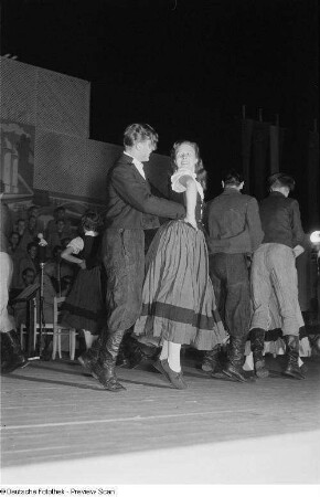 Personen bei einer Tanzvorführung auf der Leipziger Herbstmesse 1954