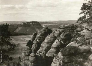 Elbsandsteingebirge. Vom Pfaffenstein nach Nordwest. Königstein über dem Bielatal, rechts davon Kleiner Bärenstein und Großer Bärenstein