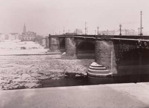 Dresden. Blick vom Altstädter Ufer unterhalb der Augustusbrücke über die Elbe mit Treibeis auf das Neustädter Ufer
