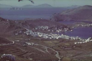 Reisefotos Griechenland. Rhodos. Ortsansicht (vielleicht Lindos). Im Hintergrund vielleicht der Berg Ataviros