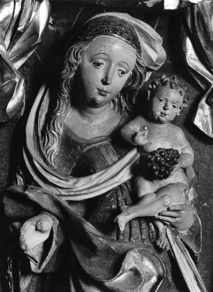 Sankt Veiter Johannesaltar : Sankt Veiter Johannesaltar. Holz, geschnitzt, gefaßt (um 1515). Teilansicht der Maria mit dem Jesuskind, eine Weintraube haltend aus dem Mittelschrein. Klagenfurt: Landesmuseum für Kärnten