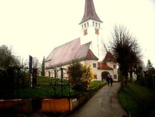 Lage auf dem Kirchberg im aufgelassenen Kirchhof-Neubau der Kirche 1908 (Kirchturm im Kern Gotisch
