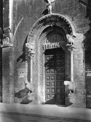 Kathedrale San Valentino — Westfassade — Hauptportal