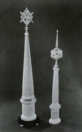 Gedrehte Pyramide mit Octaeder (links), geschraubte Pyramide (rechts)