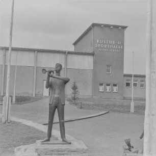 Hoyerswerda Scholz-Halle und Schule Groß Zeißig : Hoyerswerda. Der Trompeter (Jürgen von Woyski) an der Kultur- und Sporthalle "Alfed Scholz"