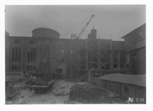 Industrie-Kraftwerk. Montage der neuen Druckentgaseranlage per Kran, im Vordergrund Eisenbahn-Flachwagen und Betonmischer : Lauta (Niederlausitz). Industrie-Kraftwerk. Montage der neuen Druckentgaseranlage per Kran, im Vordergrund Eisenbahn-Flachwagen und Betonmischer