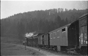 Lok 21, G(St) 305, Packwagen mit Holzaufbau, Ausfahrt Bad Imnau, Personenwagen Nr. 6, modernisiert mit WEBASTO-Heizung, erbaut 1901, 2009 als Museumsfahrzeug betriebsfähig