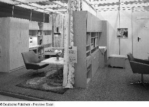 Ausstellungskojen des VEB Möbelkombinat Zeulenroda-Triebes (ZEUTRIE) mit Anbauwand "Rembrandt" und Jugendzimmer (Modell T 22) (1980; M. Schulze)