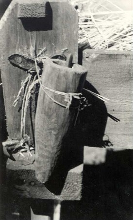 Landwirtschaftliches Arbeitsgerät in Bluno : Land- und Viehwirtschaft - Ernte und Heueinbringung. Ort: Bluń / Bluno. Haus Nr. 61. Holznapf.