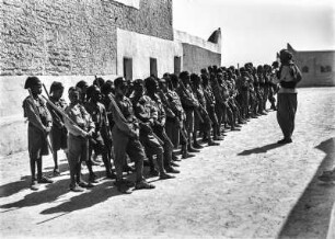 Libysche Balilla-Jugend (Jugendorganisation der Nationalen Faschistischen Partei) : Jungen zwischen 8 und 14 Jahren bei einer Übung des libyschen Zweiges der Nationalen Faschistischen Partei Italiens.