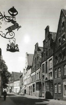 Lüneburg, Grapengießerstraße. Häuserzeile nach Osten mit Ausleger der Kronenbrauerei (1485), Nr. 11
