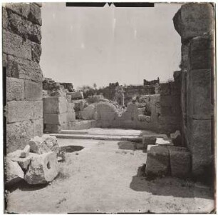 Tempelruinen (?), Baalbek: Blick in die Reste einer Apsis
