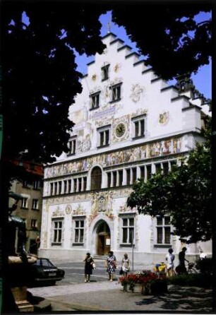 Lindau: Rathaus, restaurierte Südfassade, Vordergrund Baum