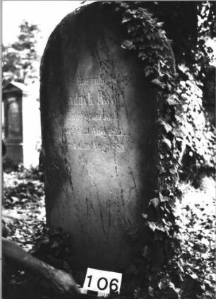 Grabstein 106 (Index: 100085529) Maße HxBxT: 137x63x18 cm Beschreibung: Stele, Rundbogenabschluß: Grabstein 106