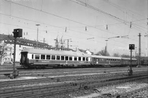 Freiburg: EK-Speisewagen auf den Gleisen des Hauptbahnhof Freiburg