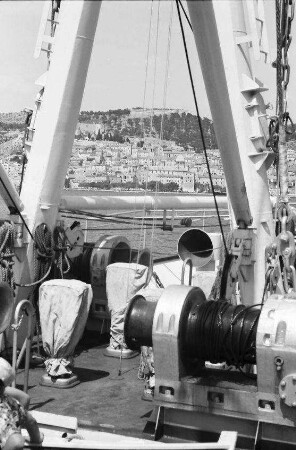 Sibenik: modernes Stadtviertel am Hafen, durch Vorderteil des Schiffes gesehen