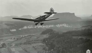 Elbtal bei Rathen, Blick von der Bastei auf Sportflugzeug Klemm L-30 bei einem Reklameflug für Sturm-Zigarettenfabrik Arthur Dreßler