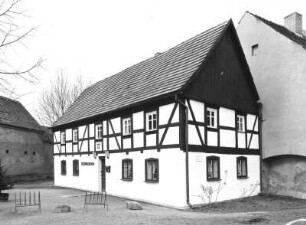 Dörgenhausen (Hoyerswerda-Dörgenhausen). Gaststätte "Elstergrund" (ehem. Dorfkrug, 1641). Eingangsseite
