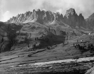 Südtiroler Dolomiten. Puezgruppe. Tschirspitzen mit Großer Tschirspitze (2592 m)