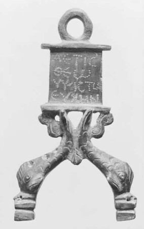 Votivtafel mit zwei Delphinen und Inschrift ("Aetis gibt die Gabe dem höchsten Gott als Geschenk")