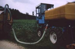 Fotografie: Gülleausbringung, Mais, Trägerfahrzeug, Güllefass, Befüllung