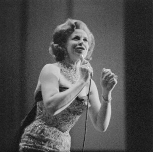 Chansonsängerin Simone O'Hara während ihres Auftritts