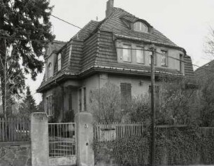 Radebeul, Weinbergstraße 5. Villa (Landhaus Paul Papst; 1912; Schnauder und Rohn). Straßenansicht mit Einfriedung