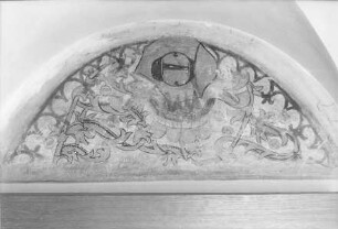 Schildbogen mit Maßwerk, Rankenwerk und Signatur E
