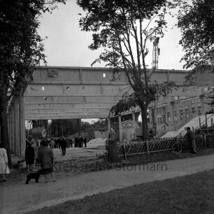 Stormarnhalle: Richtfest: der Rohbau, vorne und links Zuschauer und Gäste, 13. September 1967