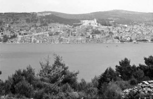 Sibenik: Gesamtbild der Stadt, Blick über die Krka auf Sibenik