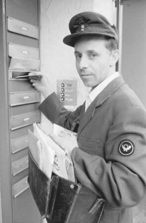 Freiburg: Briefzusteller trägt Post aus
