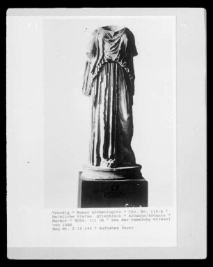 Weibliche Statue, griechisch